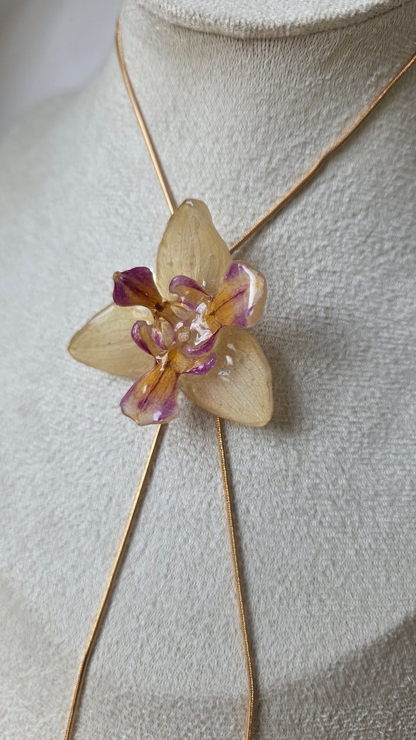 Collar regulable de orquidea.
