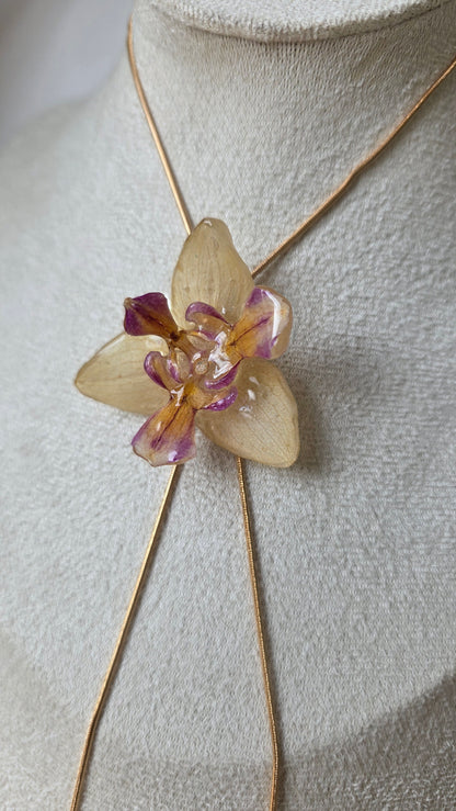 Collar regulable de orquidea.