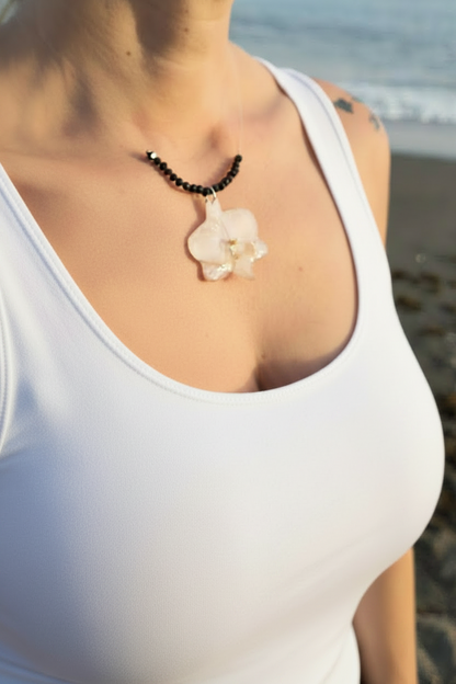 Collar Orquídea Blanca & Piedras Negras