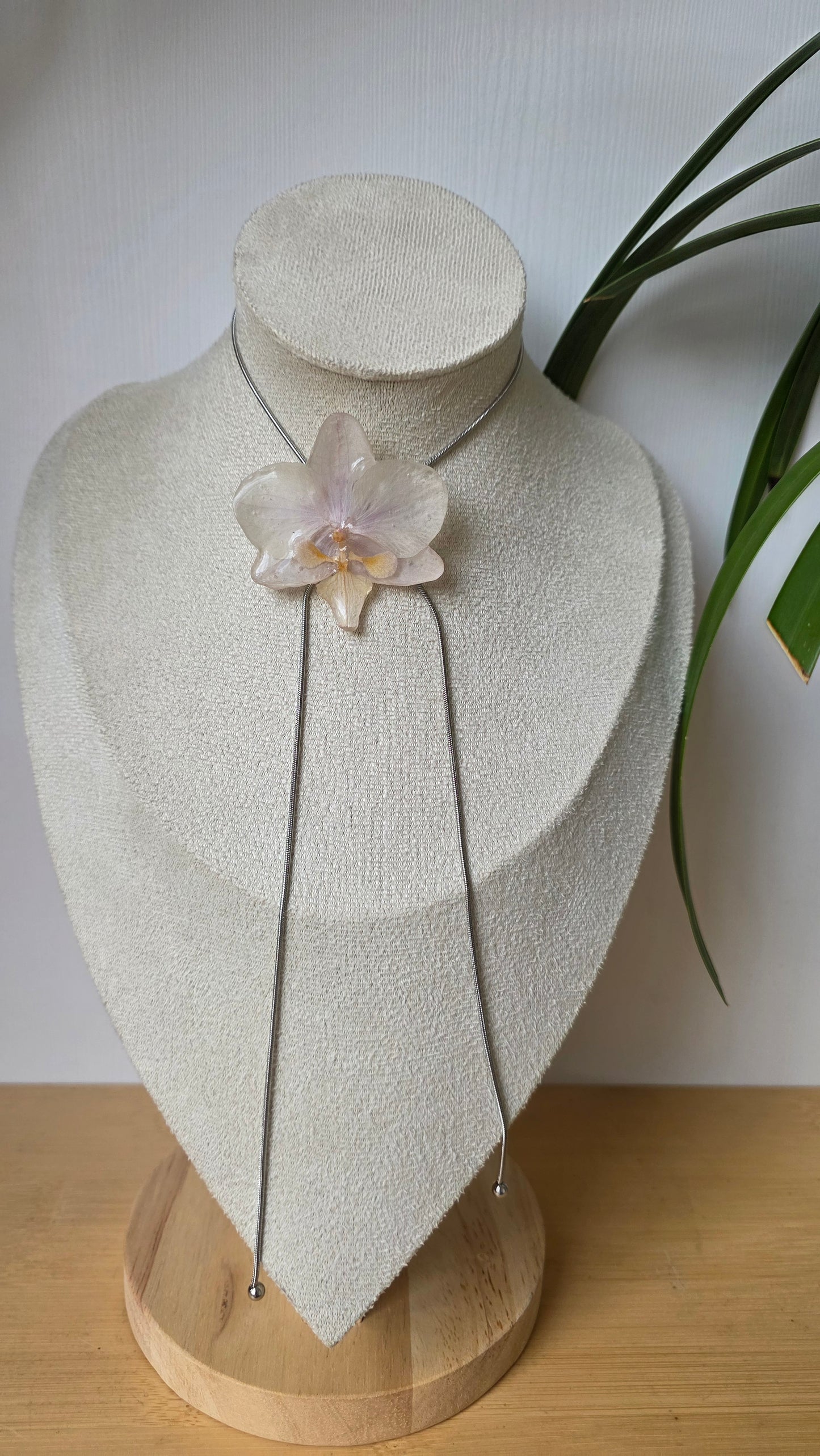 Collar regulable de orquidea.
