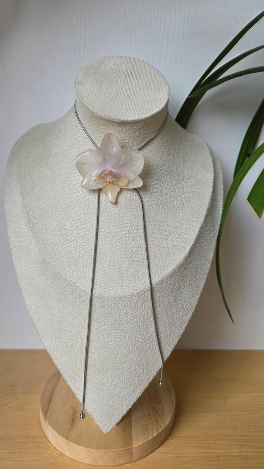 Collar regulable de orquidea.