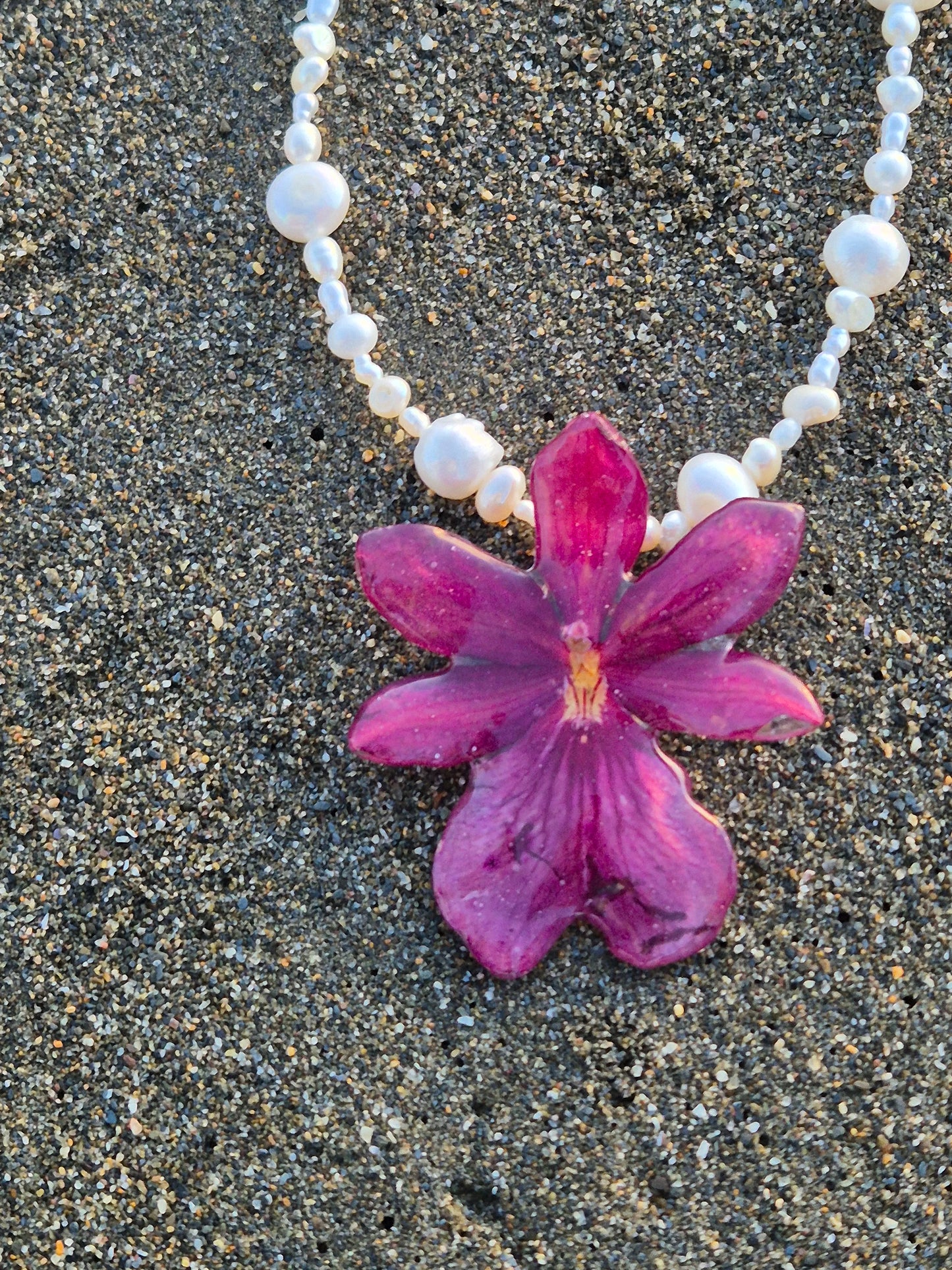 Collar de perlas y orquidea Cambria