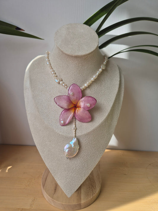 Colgante de perlas y plumeria