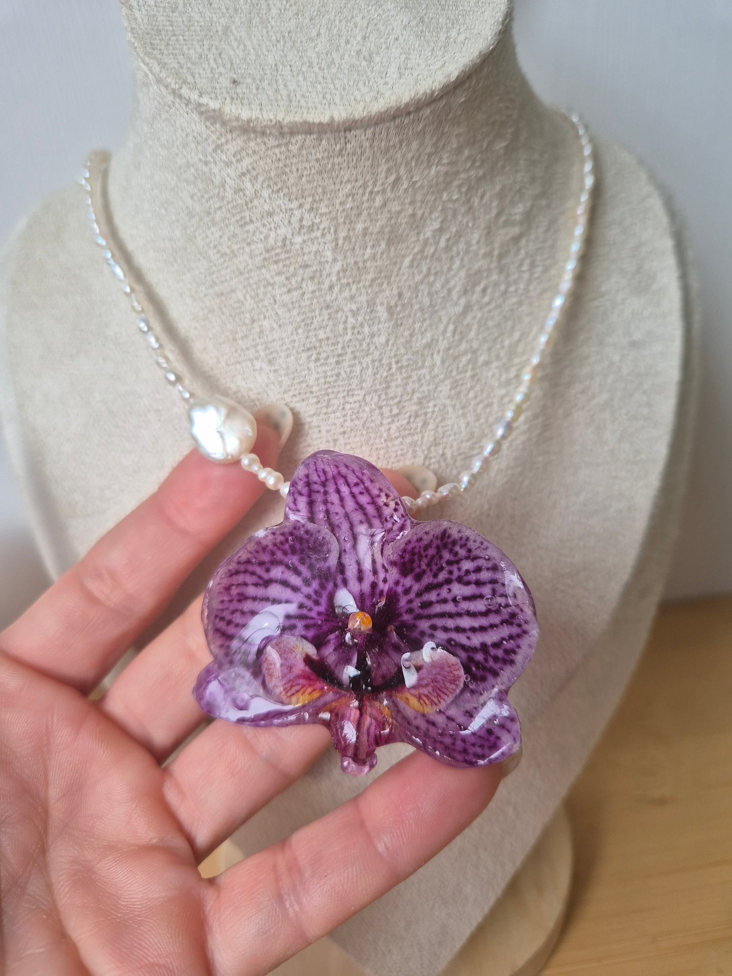 Collar de perlas con orquidea Phalaenopsis