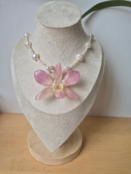 Collar de perlas y orquidea Dendrobium