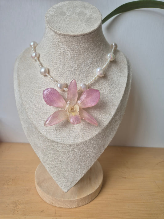 Collar de perlas y orquidea Dendrobium