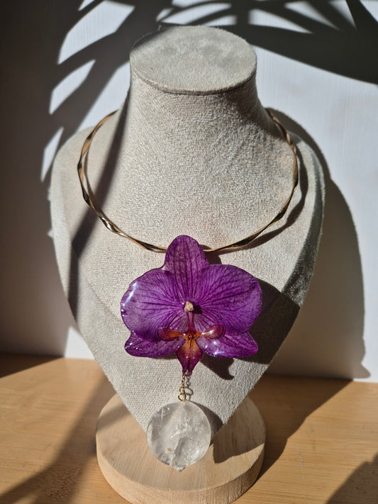 Choker orquidea Phalaenopsis y cuarzo.