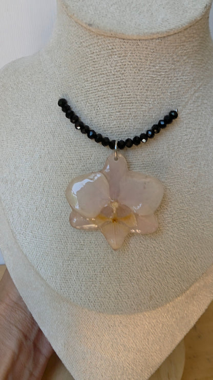 Collar Orquídea Blanca & Piedras Negras