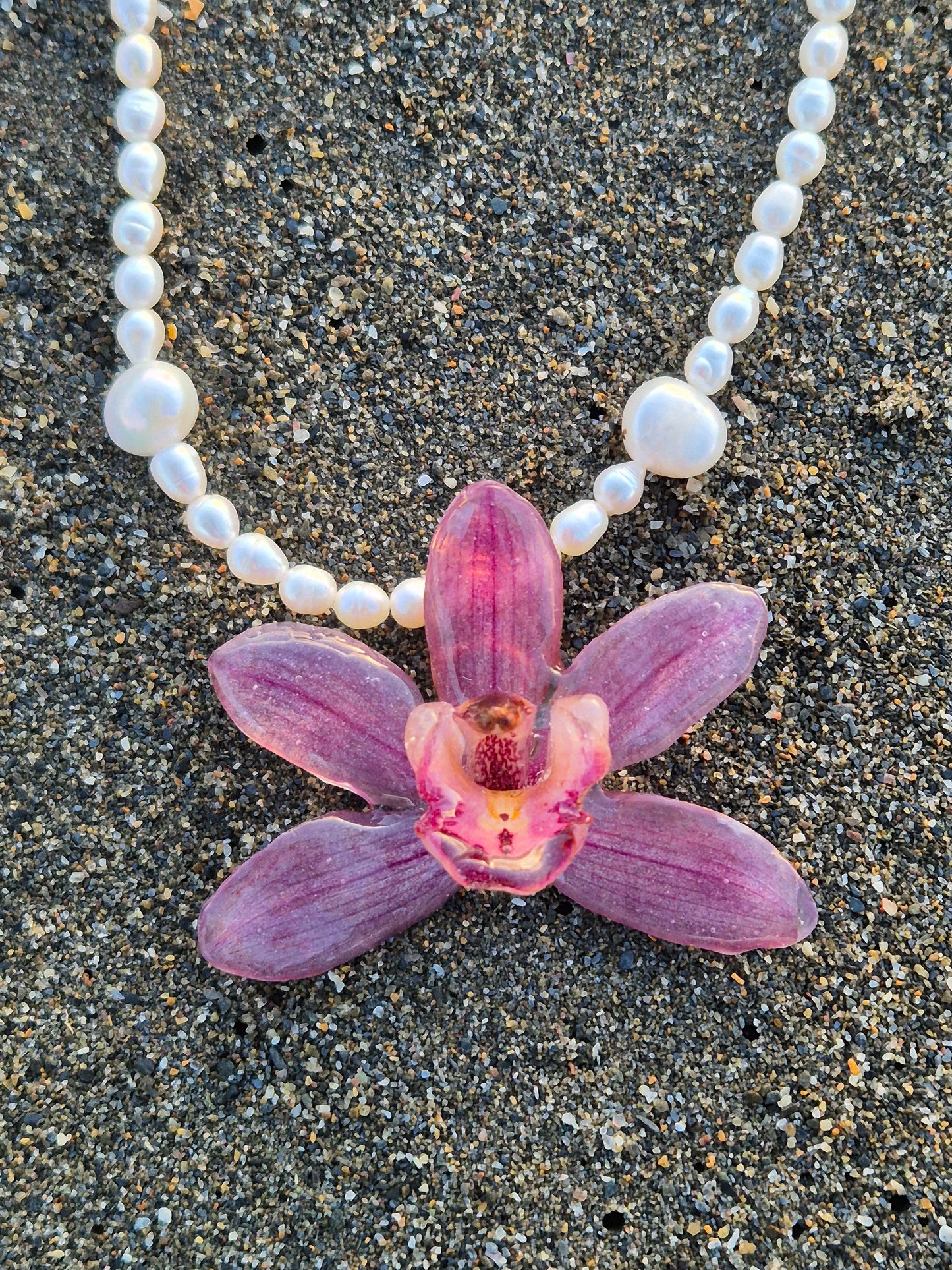Collar de perlas y orquidea Cymbidium
