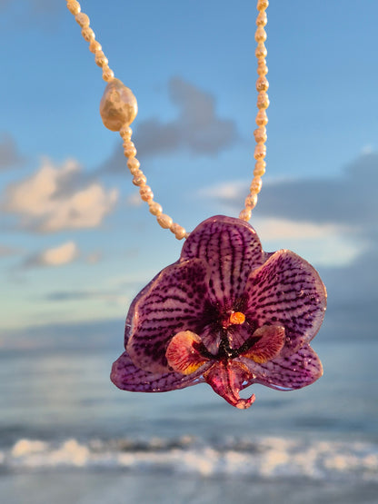 Collar de perlas con orquidea Phalaenopsis