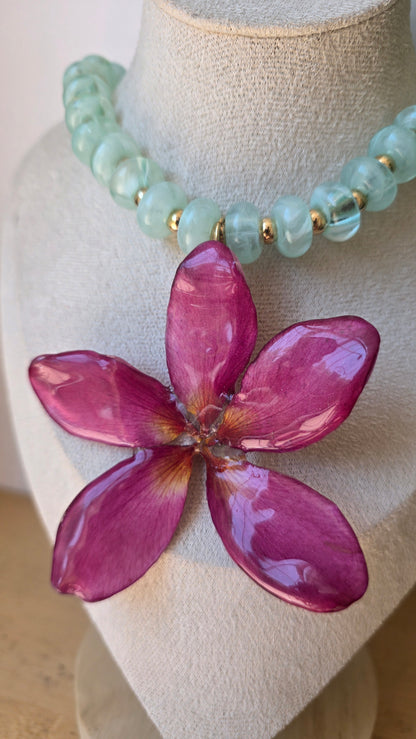 Collar Plumeria Fucsia