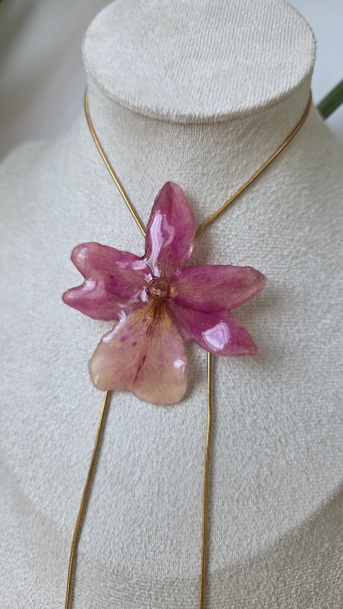 Collar regulable de orquidea.