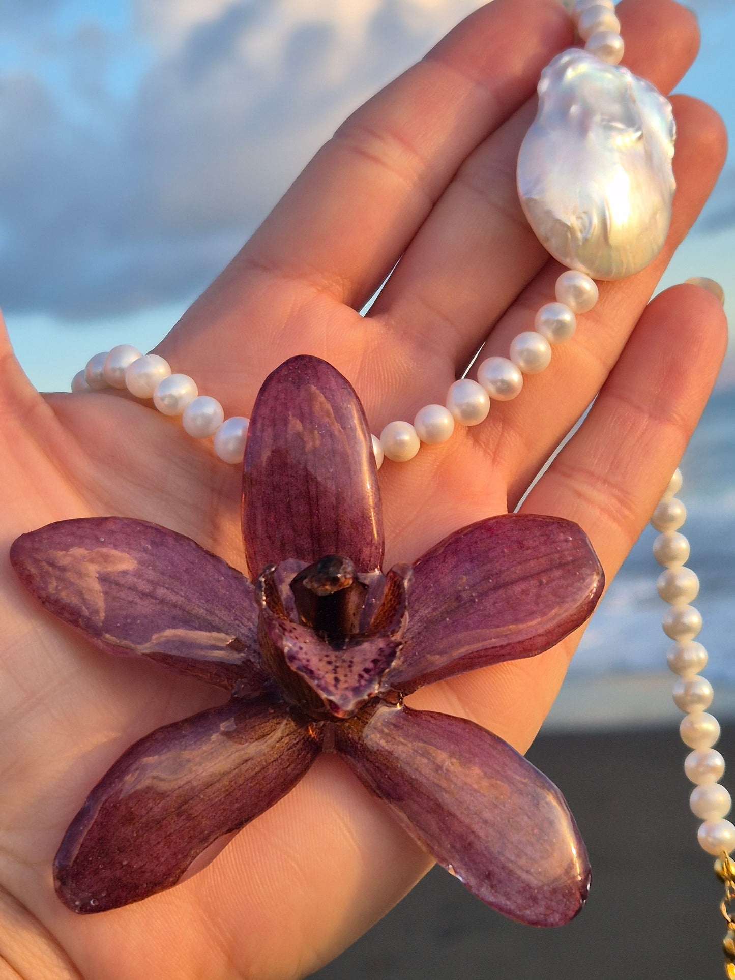 Collar de perlas y orquídea Cymbidium