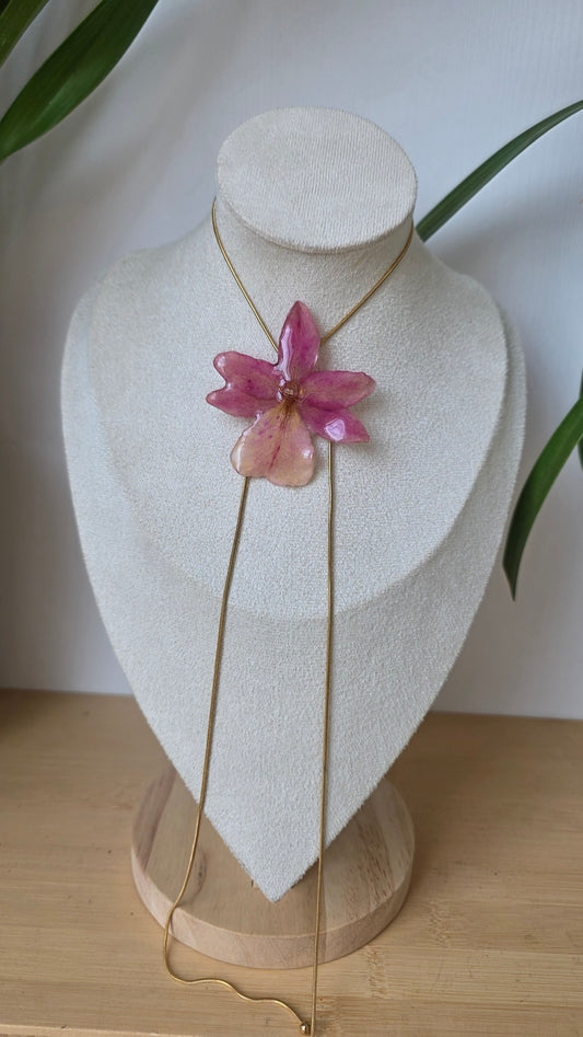Collar regulable de orquidea.