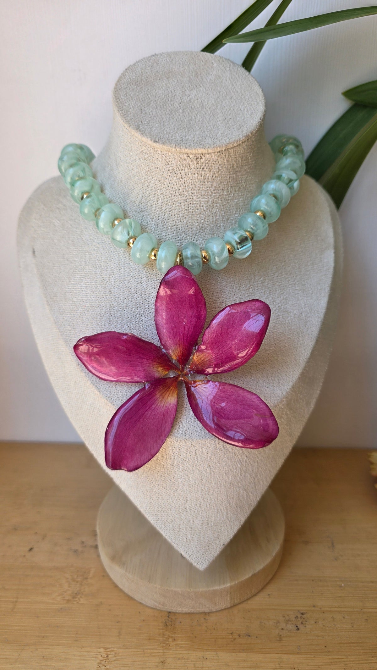 Collar Plumeria Fucsia