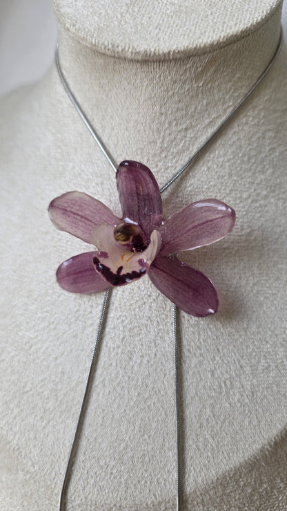Collar regulable de orquidea.