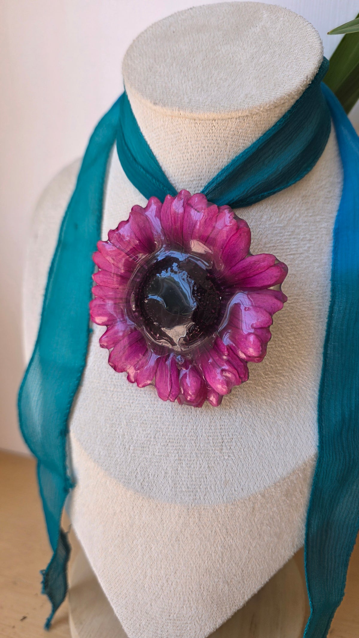 Collar plumeria y seda