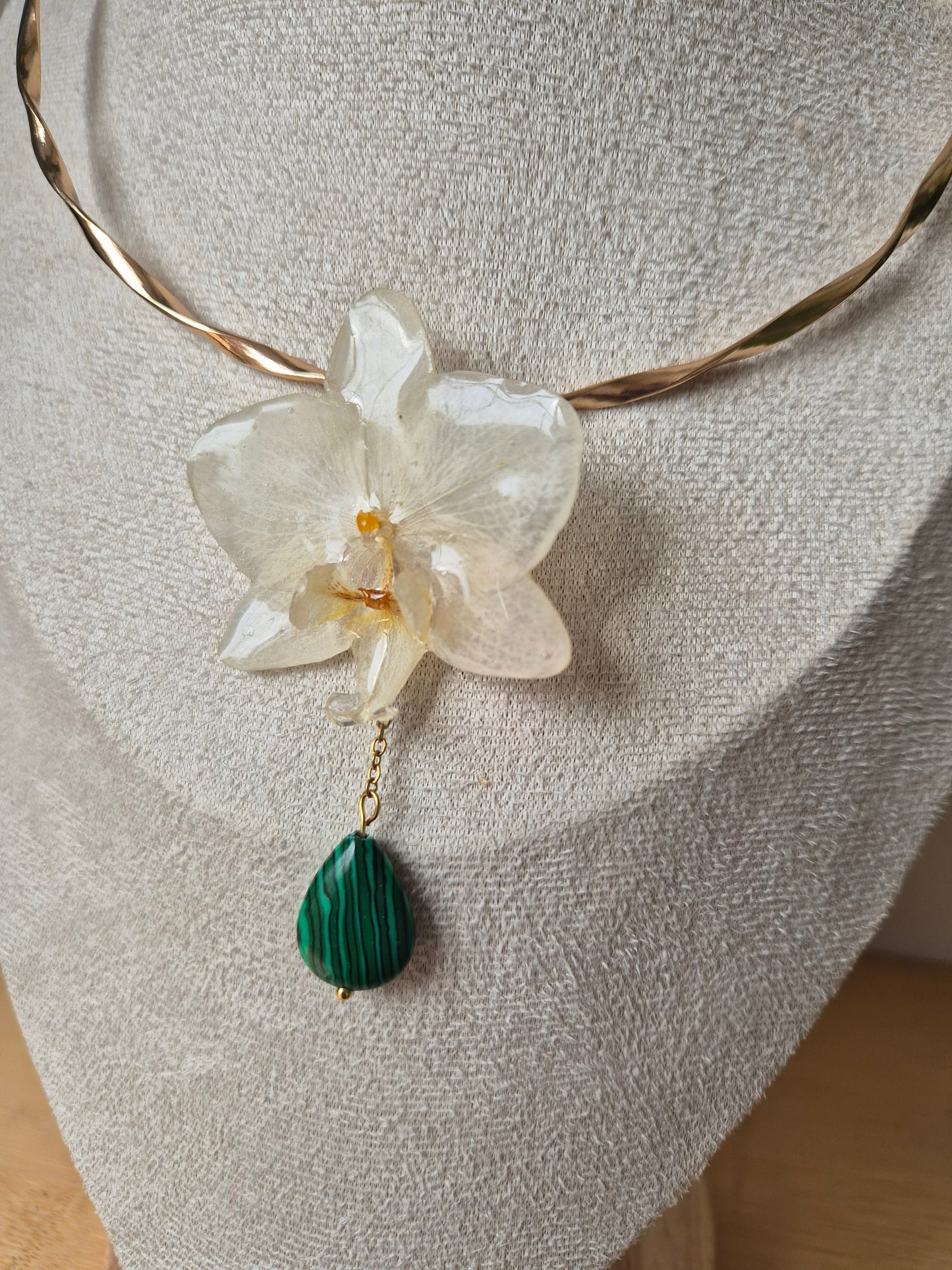 Choker orquidea Phalaenopsis y Malaquita.