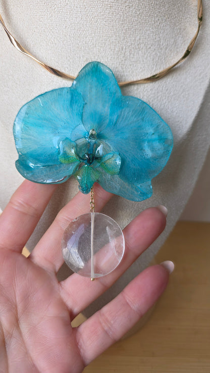 Choker orquidea Phalaenopsis y cuarzo.