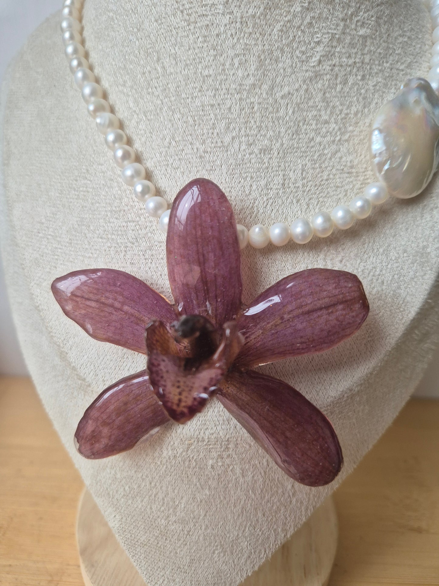 Collar de perlas y orquídea Cymbidium