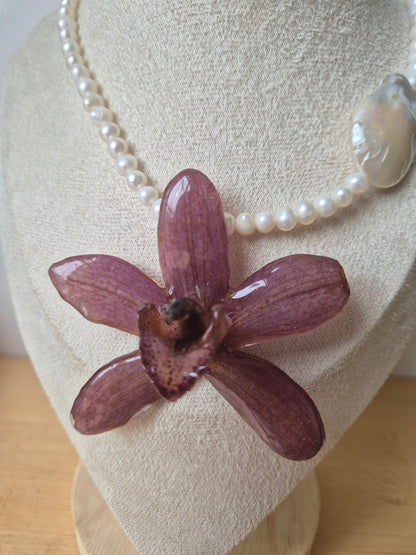 Collar de perlas y orquídea Cymbidium