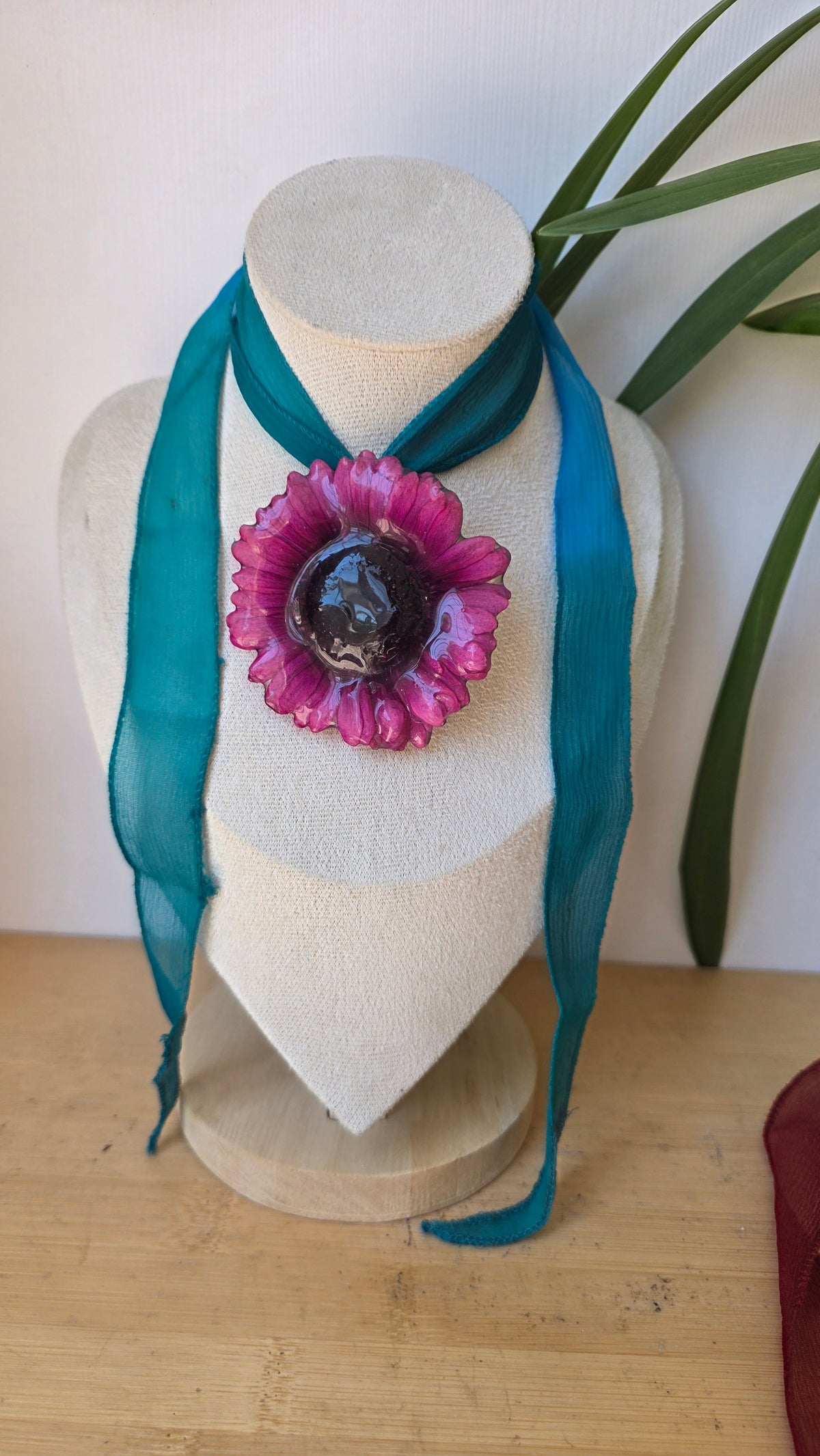 Collar plumeria y seda
