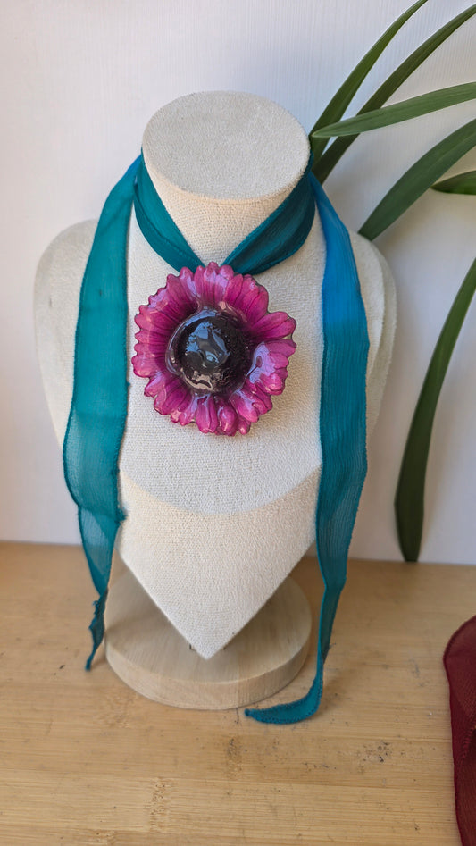Collar plumeria y seda