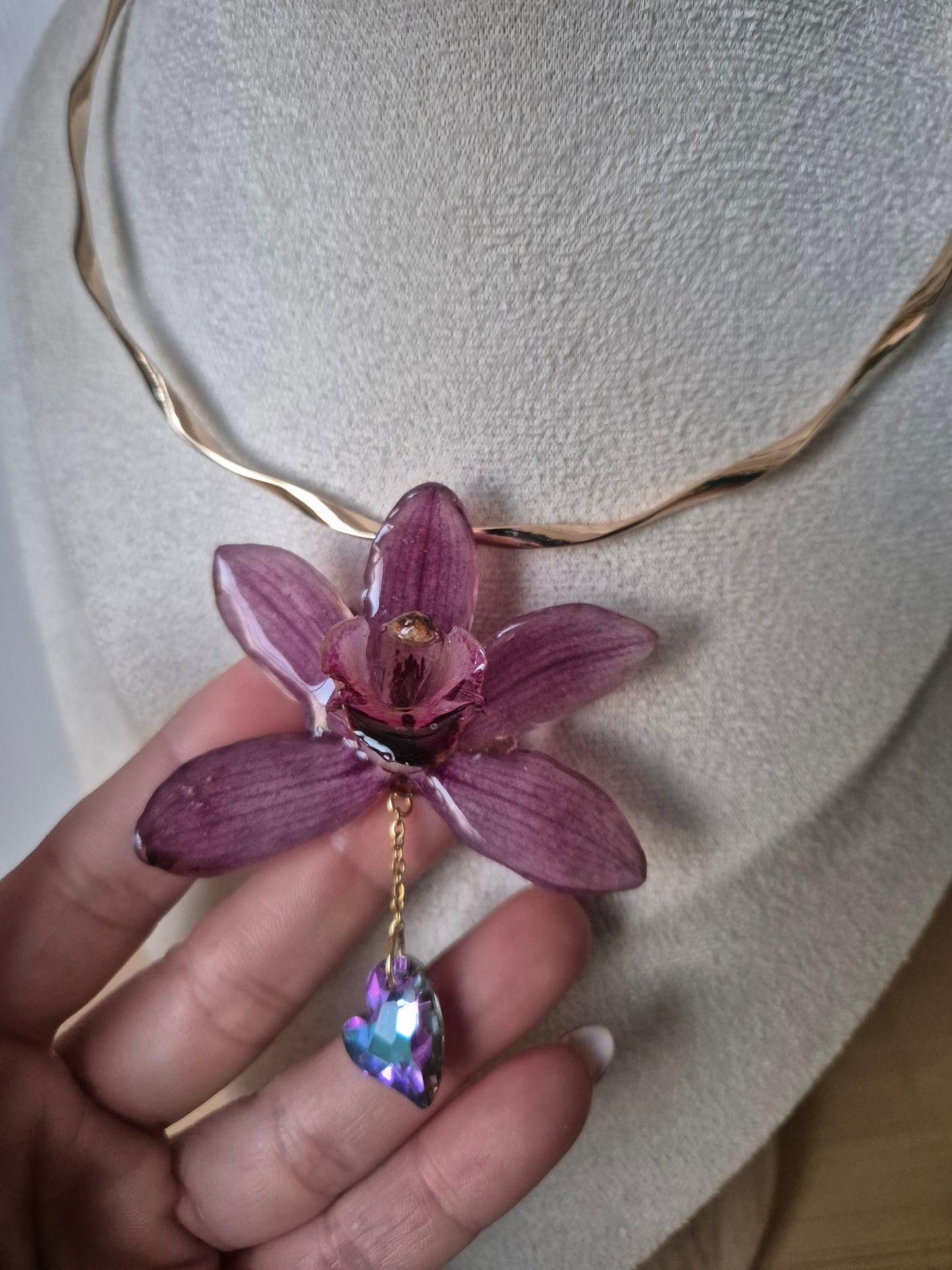 Choker orquidea Cymbidium rosa y corazón decorativo.