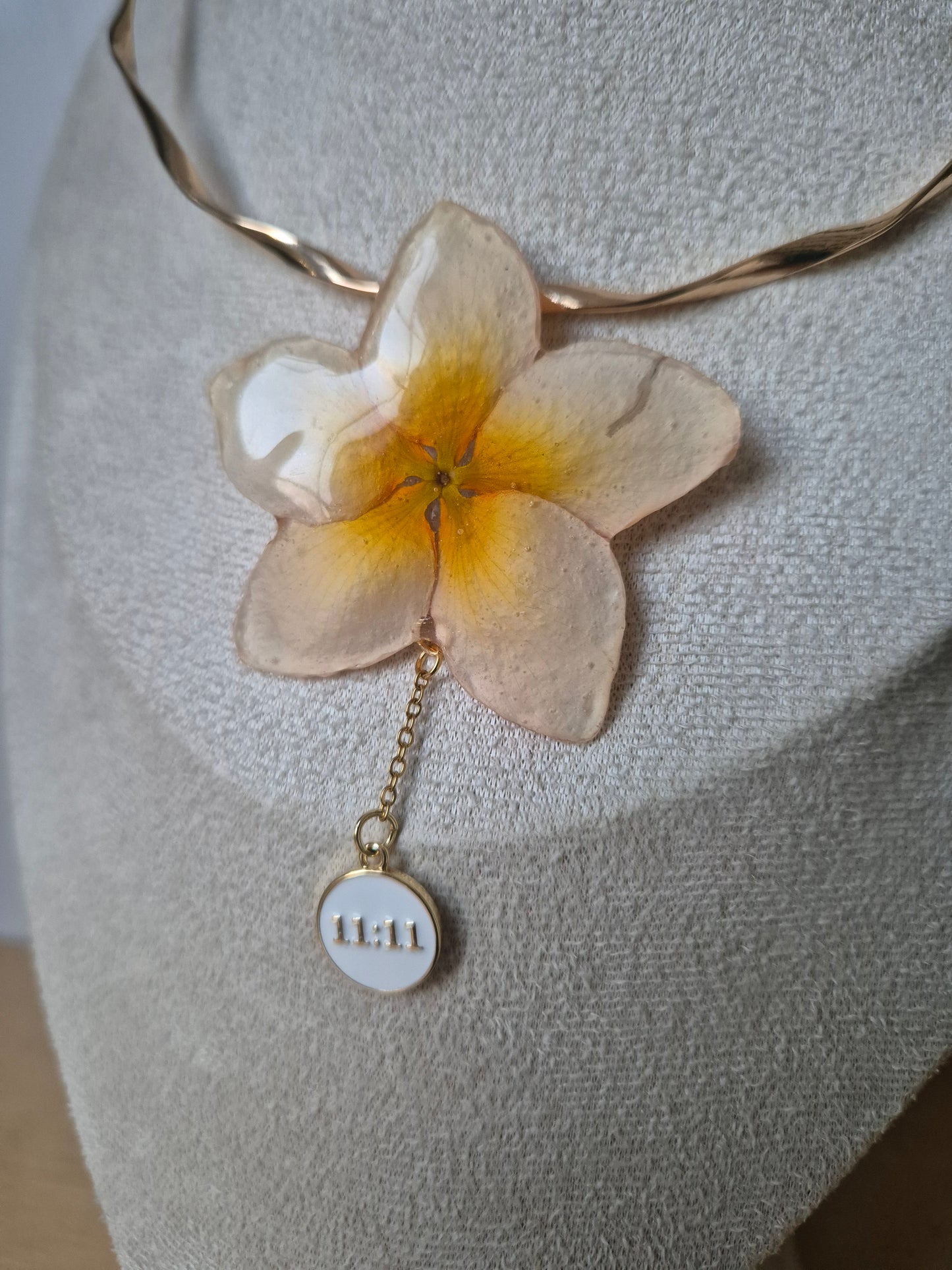 Choker plumeria 11:11