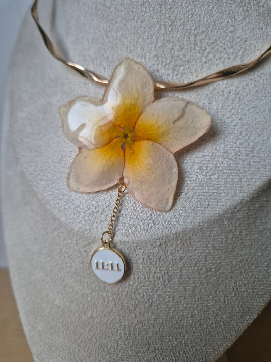 Choker plumeria 11:11