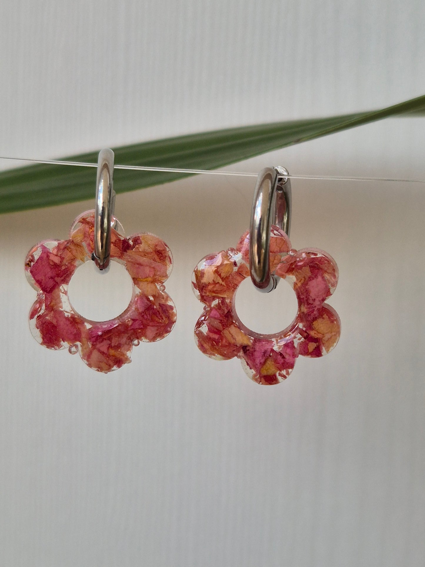 Pendientes Charm flor rosa.