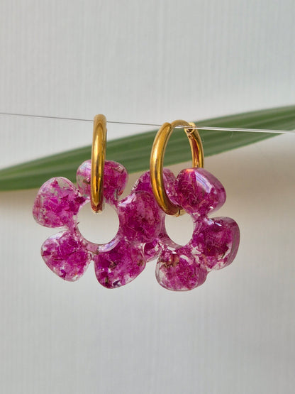 Pendientes Charm fucsia.