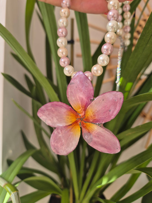 Colgante de perlas y plumeria
