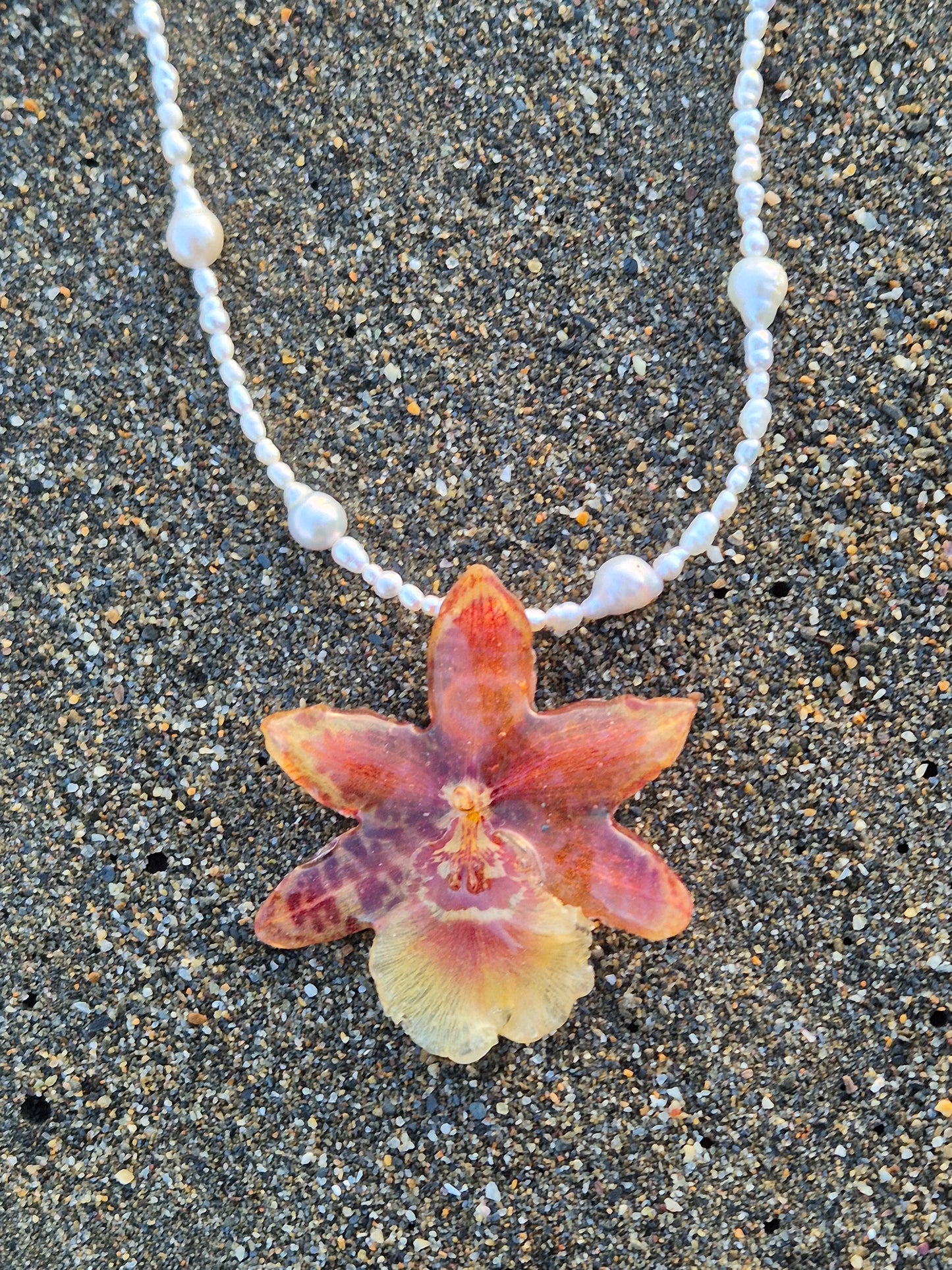 Collar de perlas y orquidea Cambria