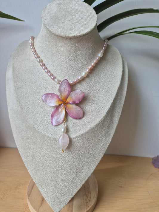 Colgante de perlas y plumeria