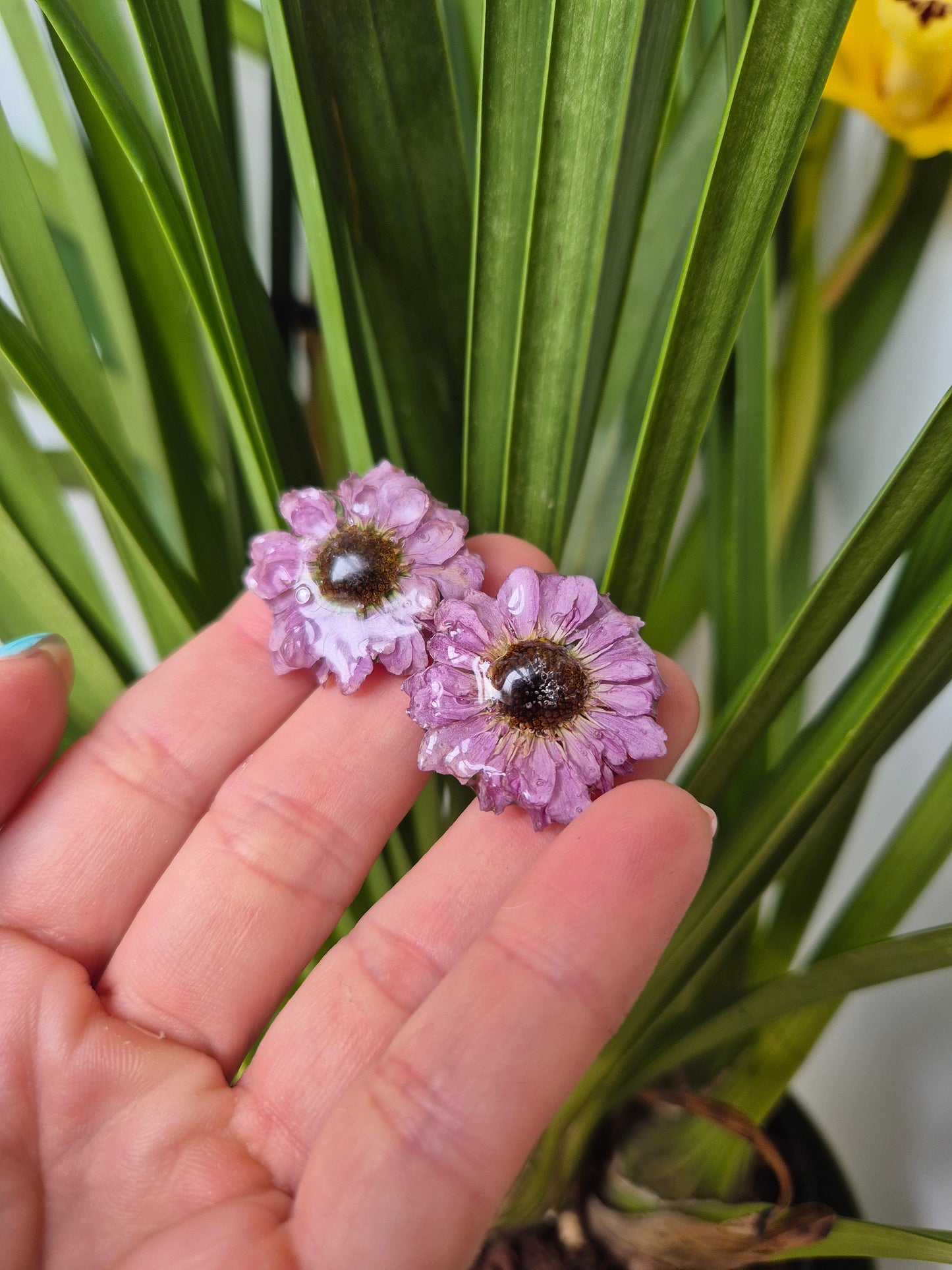 Pendientes de margaritas lilas