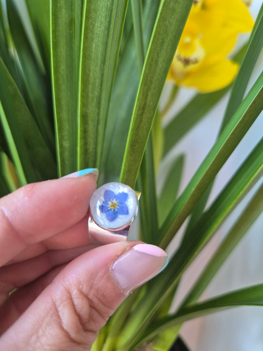 Anillo con flor azul siempre viva