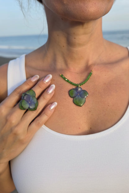 Collar Hortensia Verde & Destellos Esmeralda