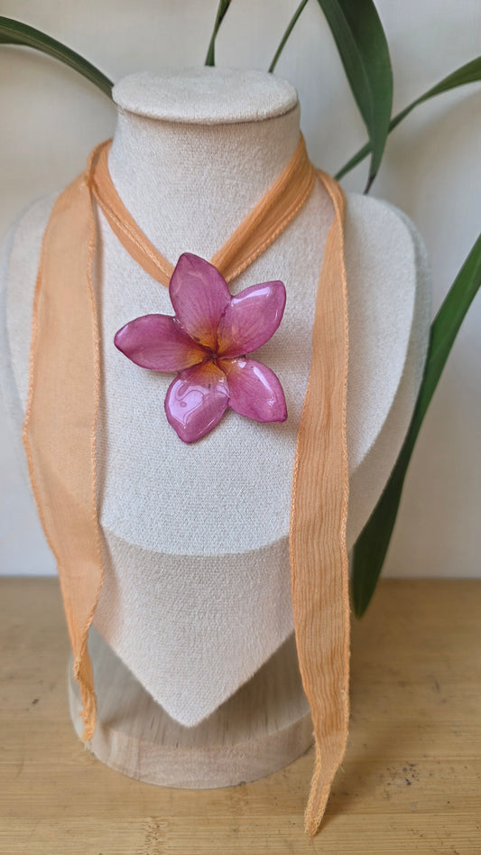 Collar plumeria y seda