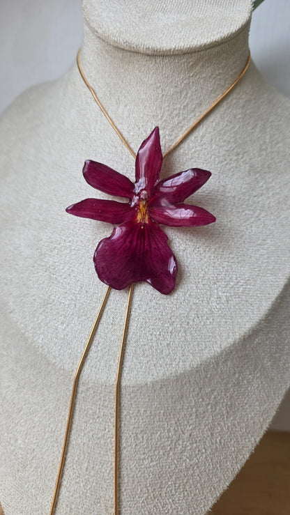 Collar regulable de orquidea.