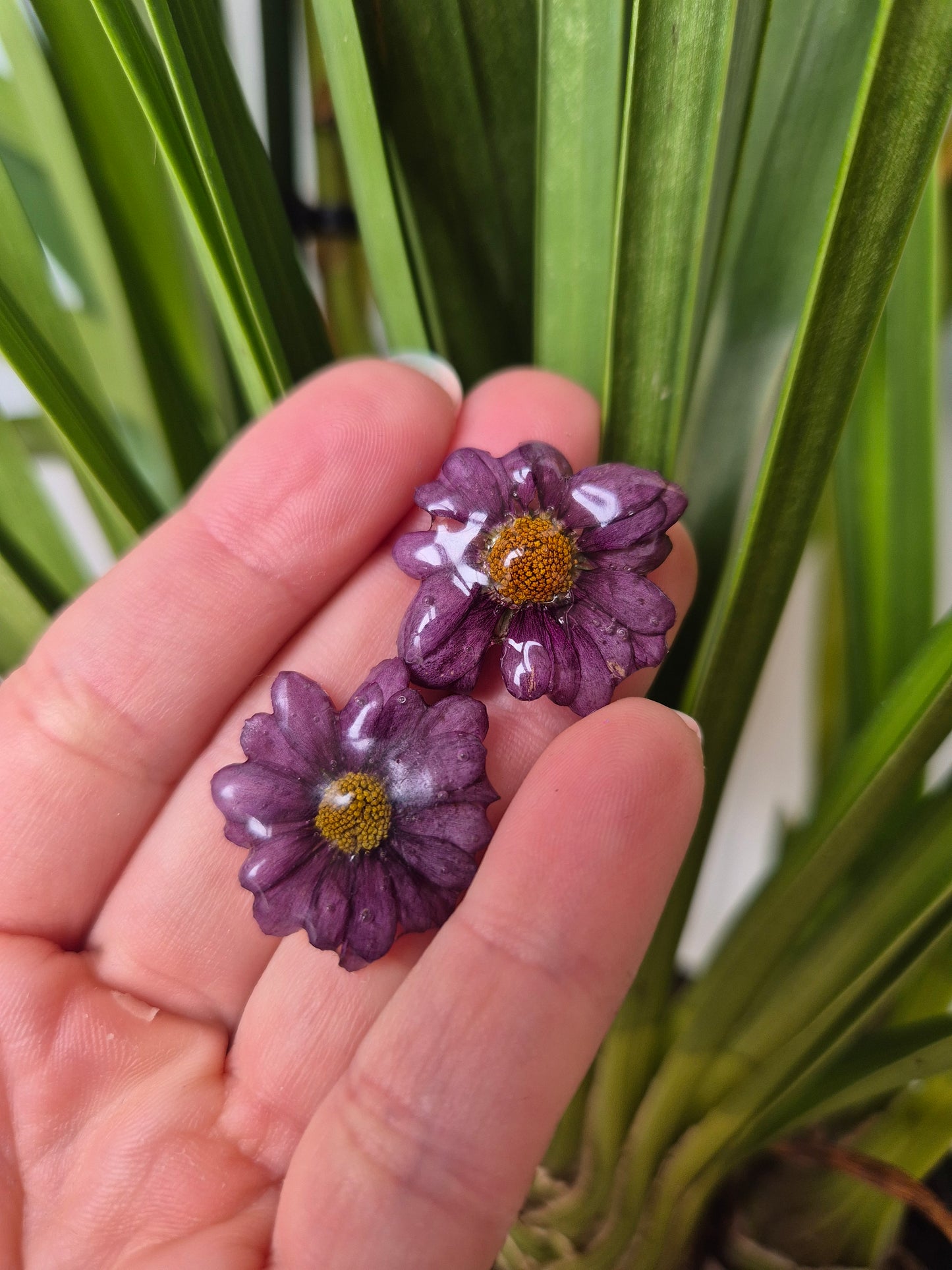 Pendientes de margaritas moradas