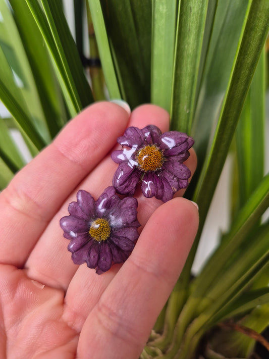 Pendientes de margaritas moradas