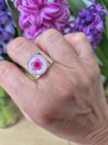 Anillo con flor rosa