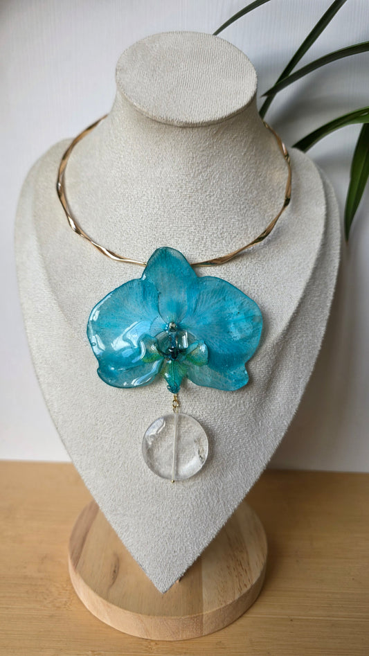 Choker orquidea Phalaenopsis y cuarzo.