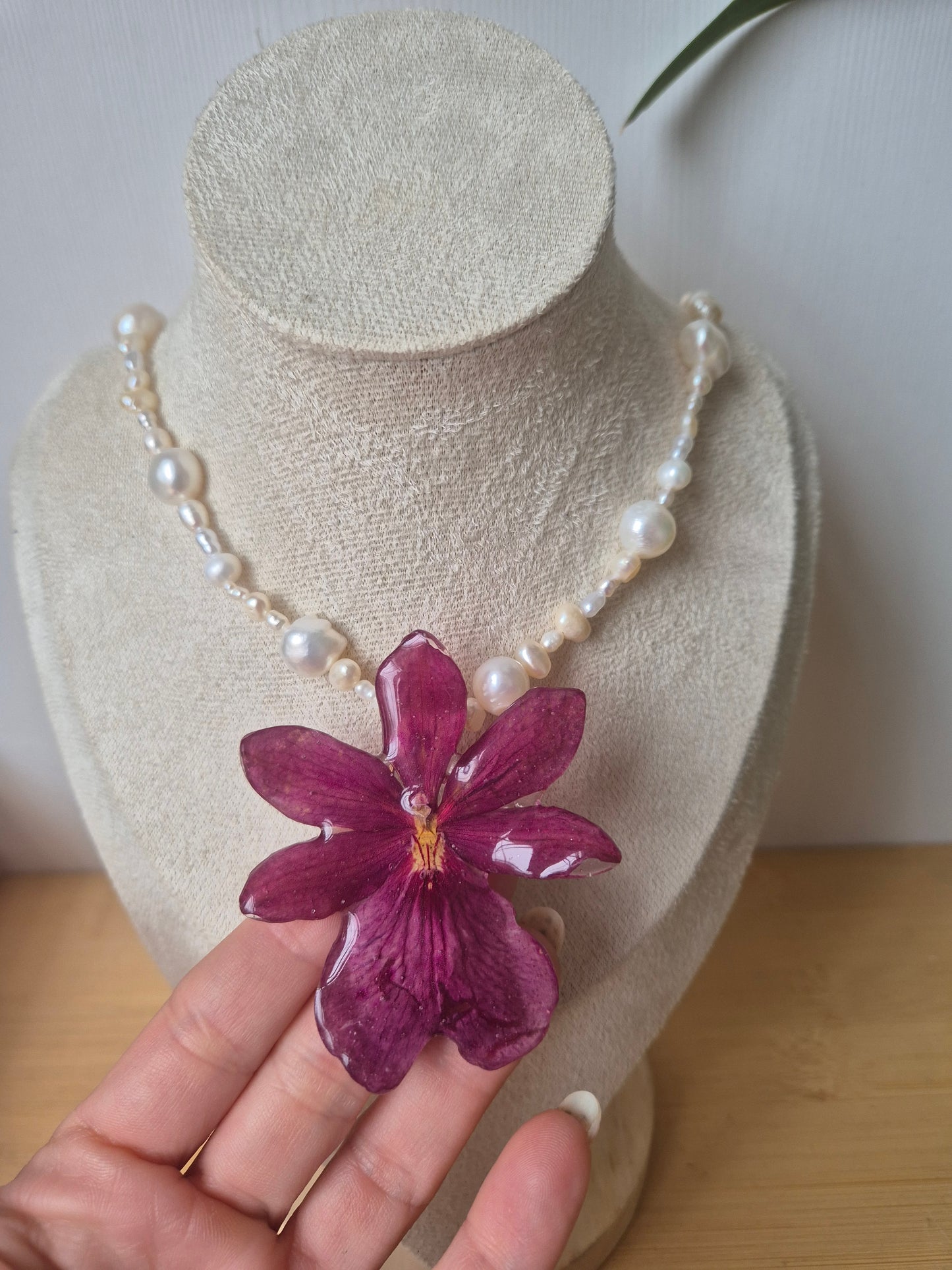 Collar de perlas y orquidea Cambria