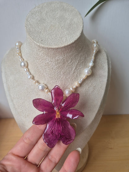 Collar de perlas y orquidea Cambria