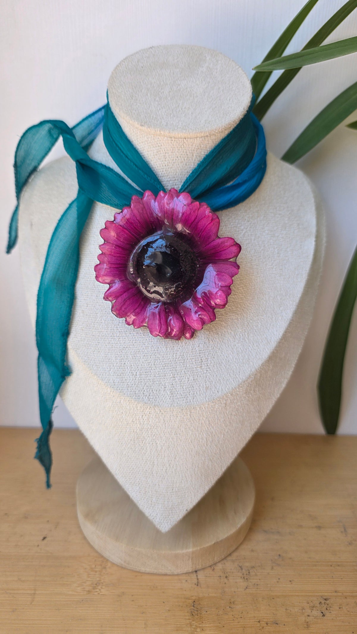 Collar plumeria y seda