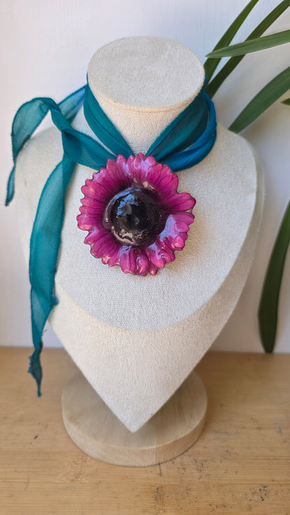 Collar plumeria y seda