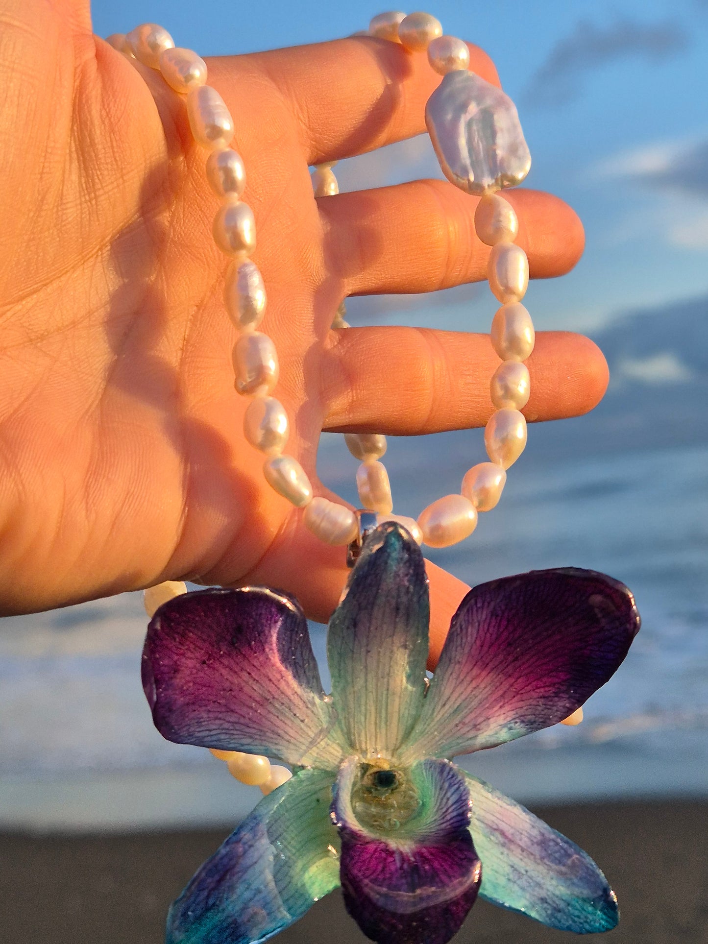 Collar de perlas y orquídea Dendrobium azúl