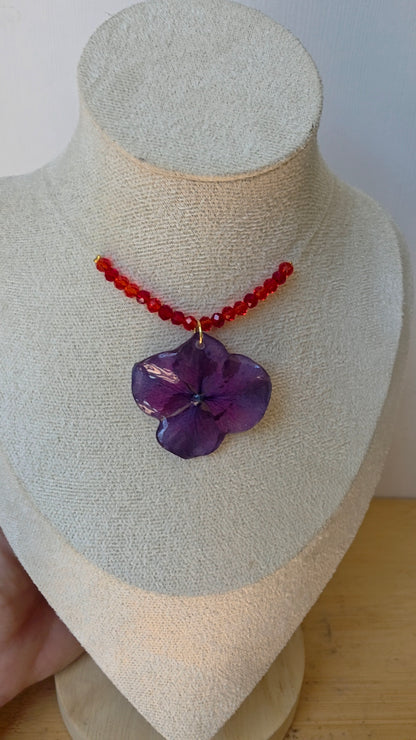 Collar Hortensia Morada & Destellos Rojos